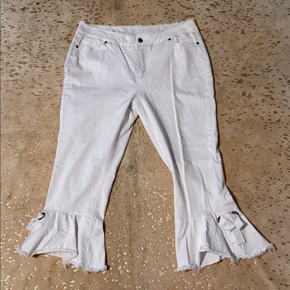 Slimsation by Multiples White Ruffle Hem Crop Jeans EUC